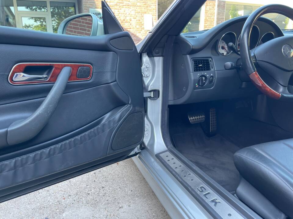 Imagen 11/26 de Mercedes-Benz SLK 200 Kompressor (2002)