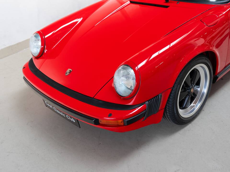 Image 18/31 of Porsche 911 Carrera 3.2 (1988)