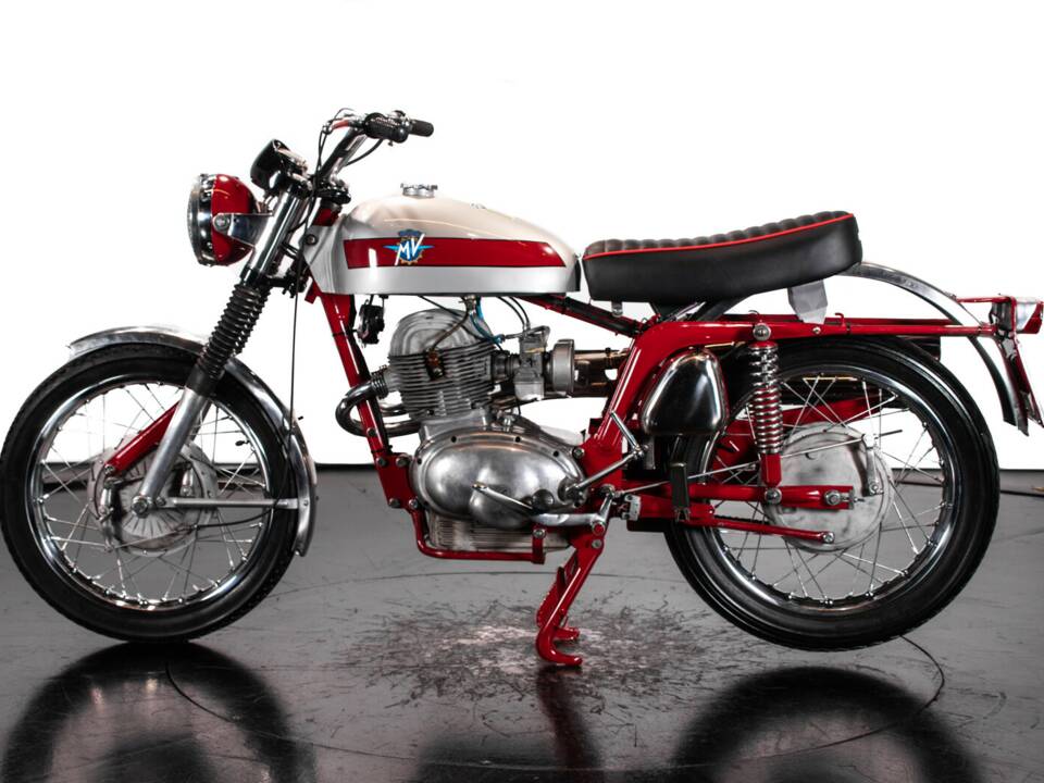 Image 1/34 of MV Agusta 250 Bicilindrica (1970)