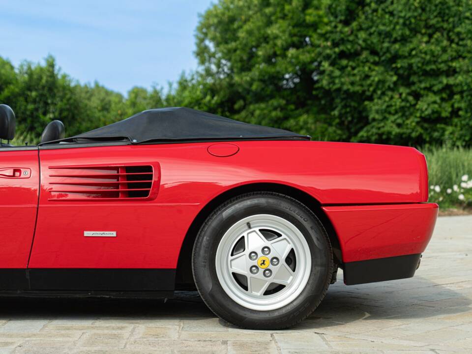 Image 33/50 of Ferrari Mondial T (1991)