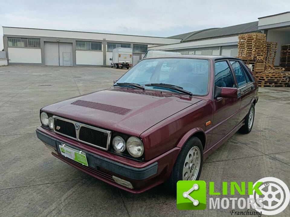 Image 9/10 of Lancia Delta HF Turbo (1993)