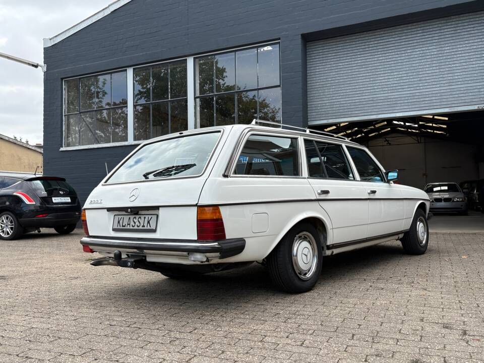 Image 13/66 of Mercedes-Benz 200 T (1984)