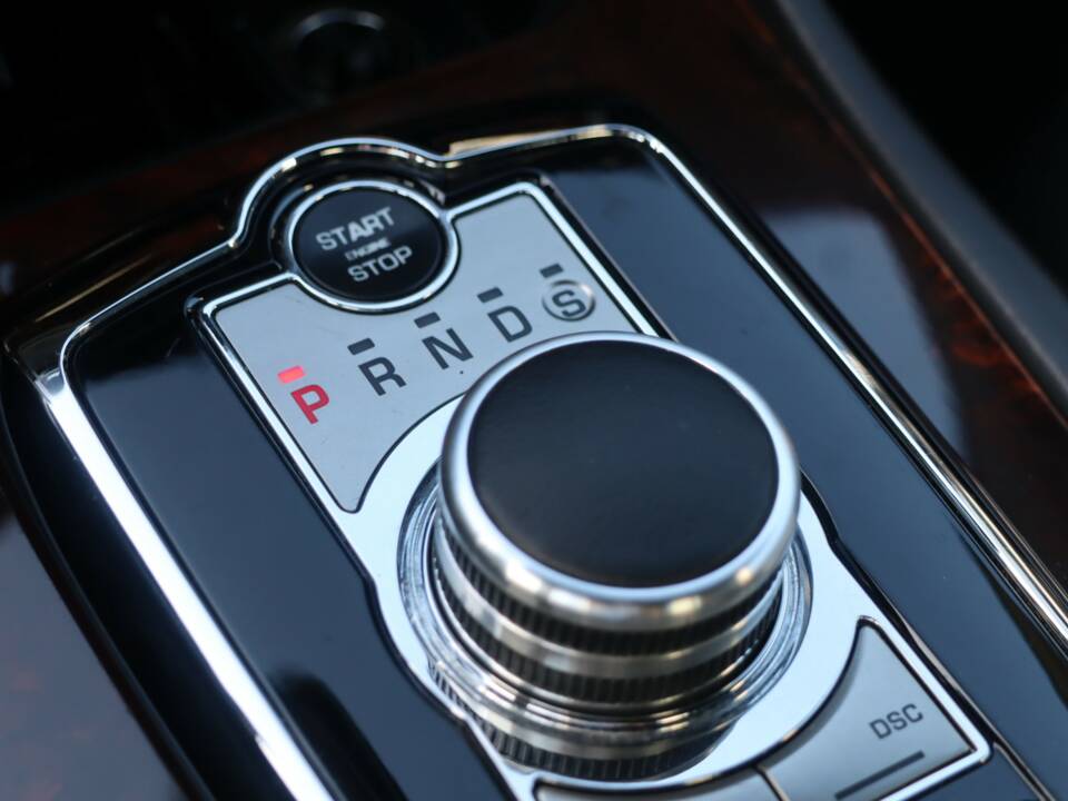 Image 22/50 of Jaguar XKR (2010)