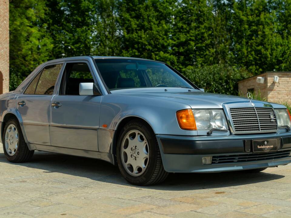 Afbeelding 2/50 van Mercedes-Benz 500 E (1992)