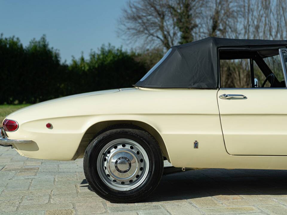 Image 21/50 of Alfa Romeo 1750 Spider Veloce (1969)