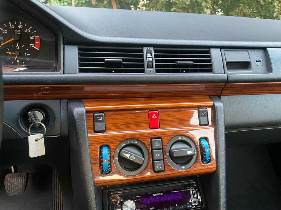 Bild 19/35 von Mercedes-Benz 230 CE (1992)