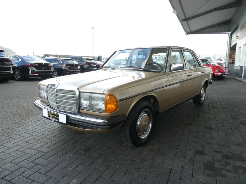 Image 3/19 of Mercedes-Benz 200 (1983)