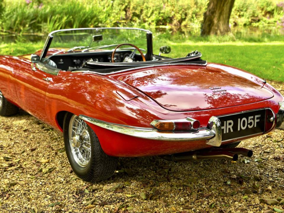 Image 15/50 de Jaguar E-Type (1968)