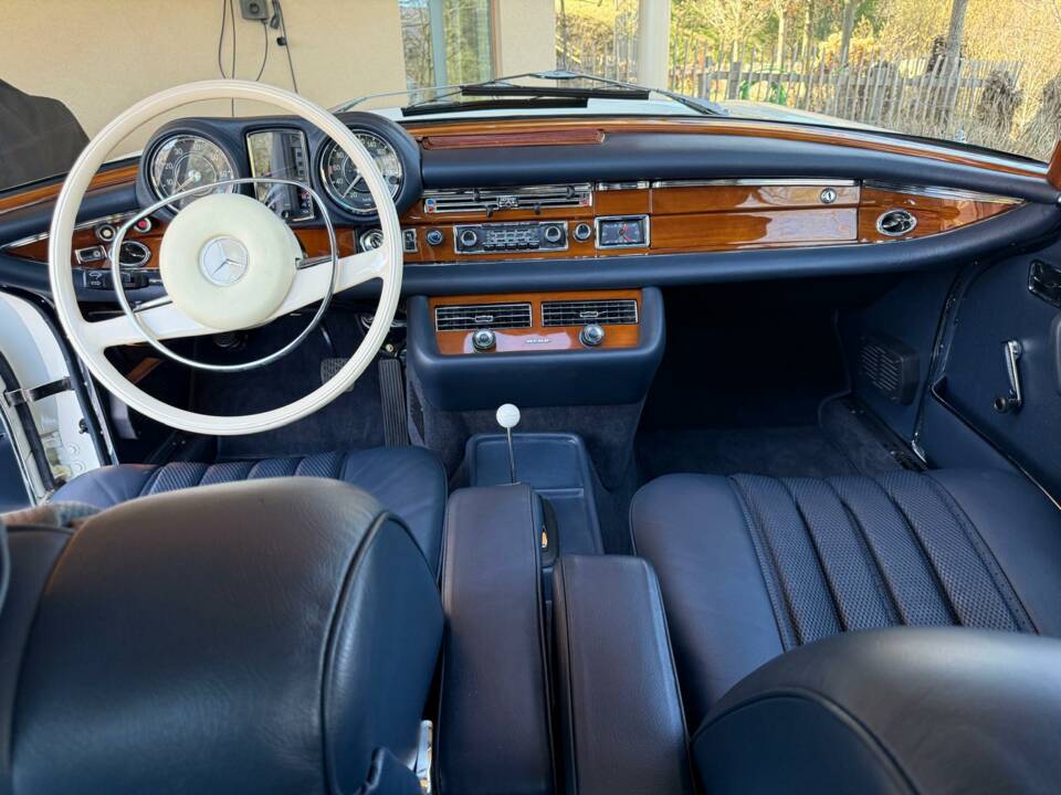 Image 6/11 de Mercedes-Benz 280 SE 3,5 (1971)