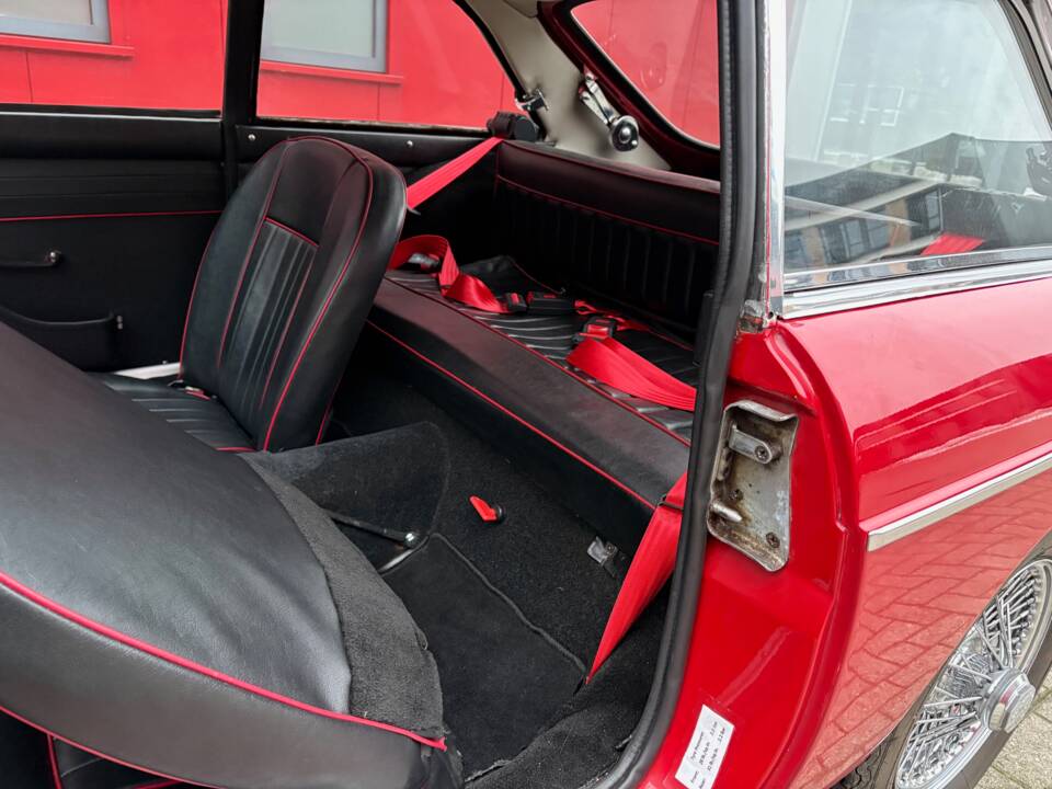 Image 8/23 of MG MGB GT (1968)
