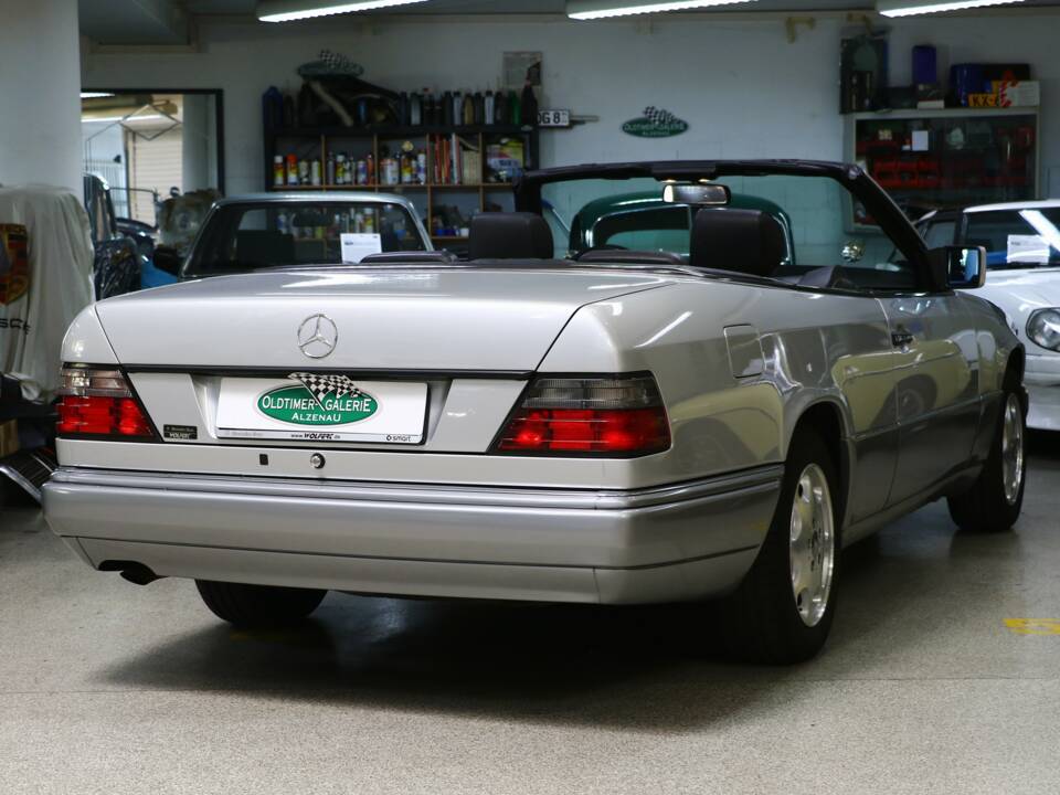 Immagine 5/43 di Mercedes-Benz E 200 (1994)