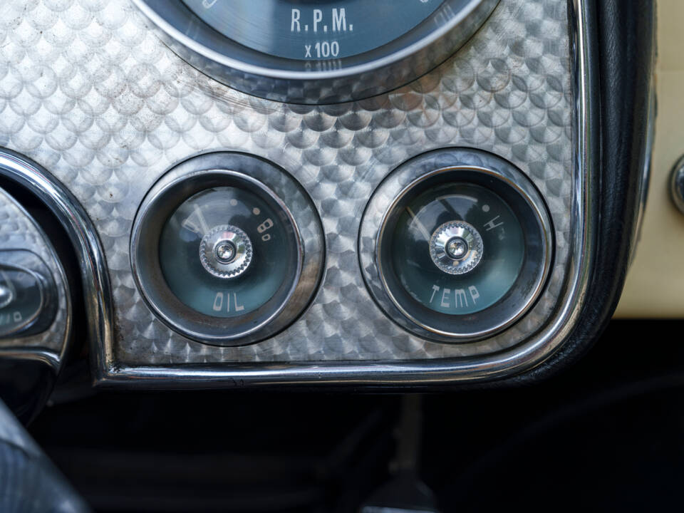 Image 21/28 of Dual-Ghia Convertible (1957)
