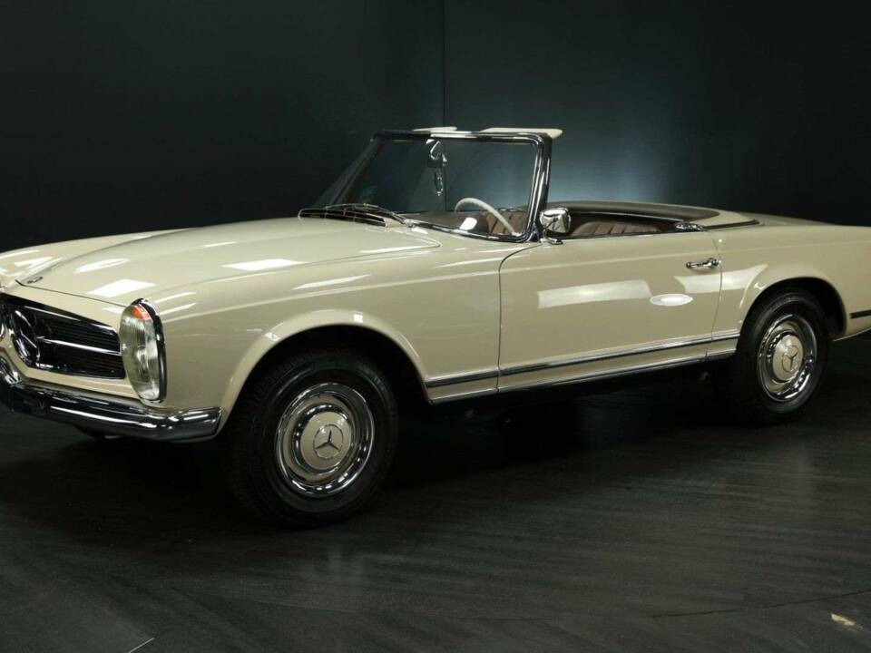 Image 3/50 of Mercedes-Benz 230 SL (1967)