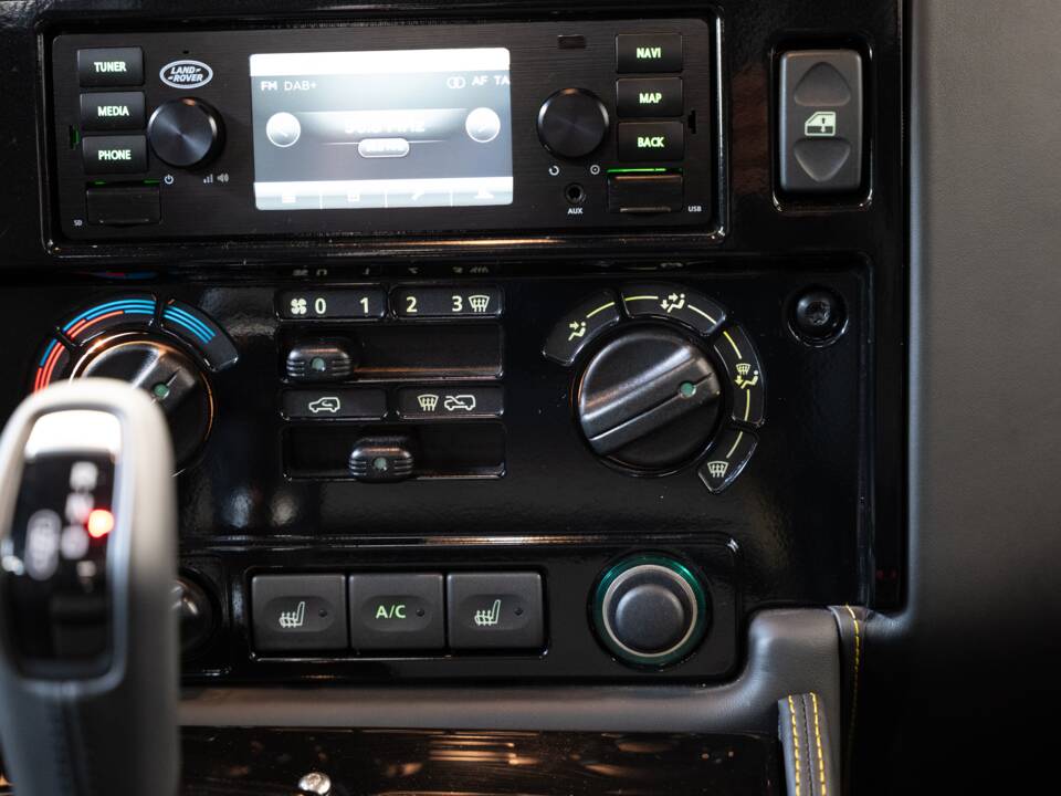 Image 16/47 of Land Rover Defender 90 Works V8 (2013)