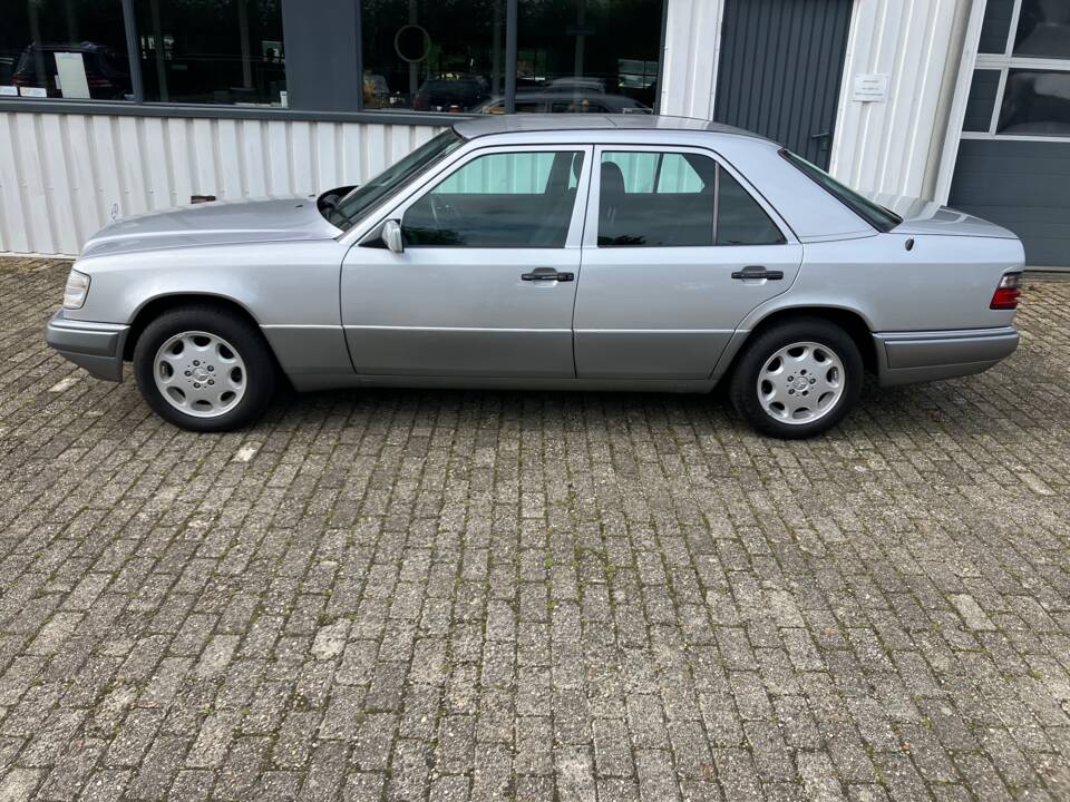 Image 2/10 de Mercedes-Benz E 220 (1995)