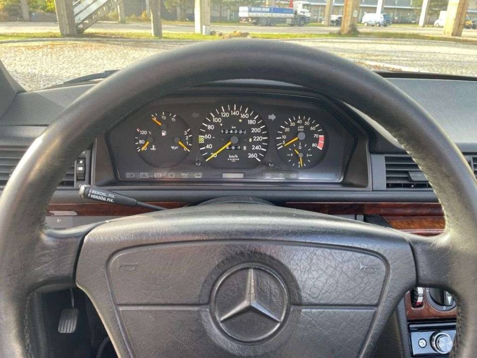 Image 15/20 de Mercedes-Benz 300 CE-24 (1993)