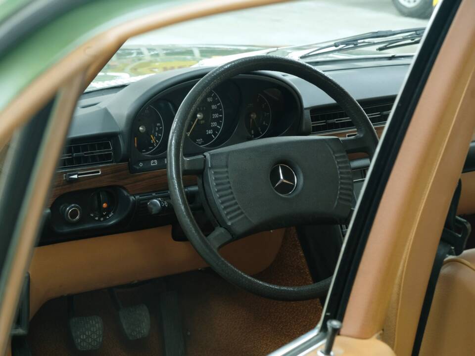 Image 19/50 de Mercedes-Benz 350 SE (1975)