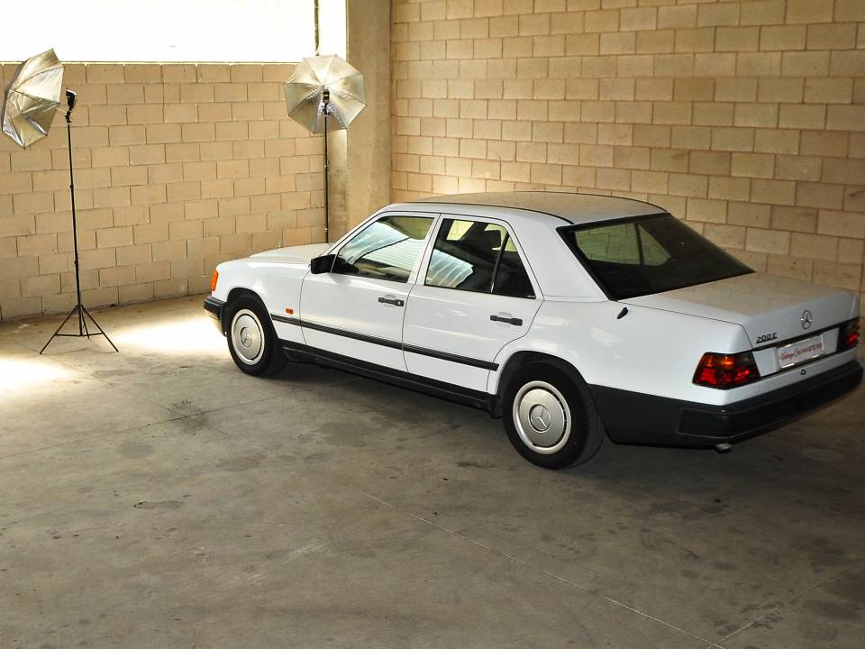 Image 7/26 of Mercedes-Benz 200 (1989)