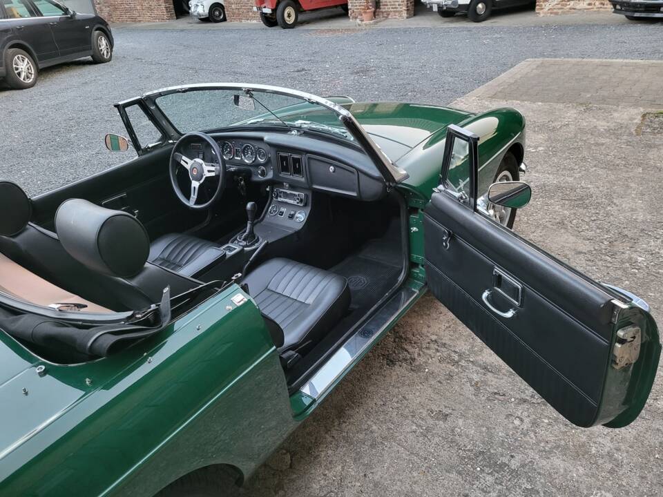 Image 30/58 of MG MGB (1971)
