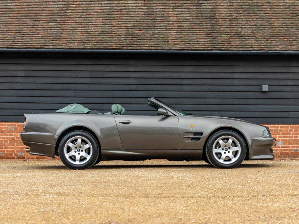 Image 2/50 de Aston Martin DB 7 Vantage Volante (2000)