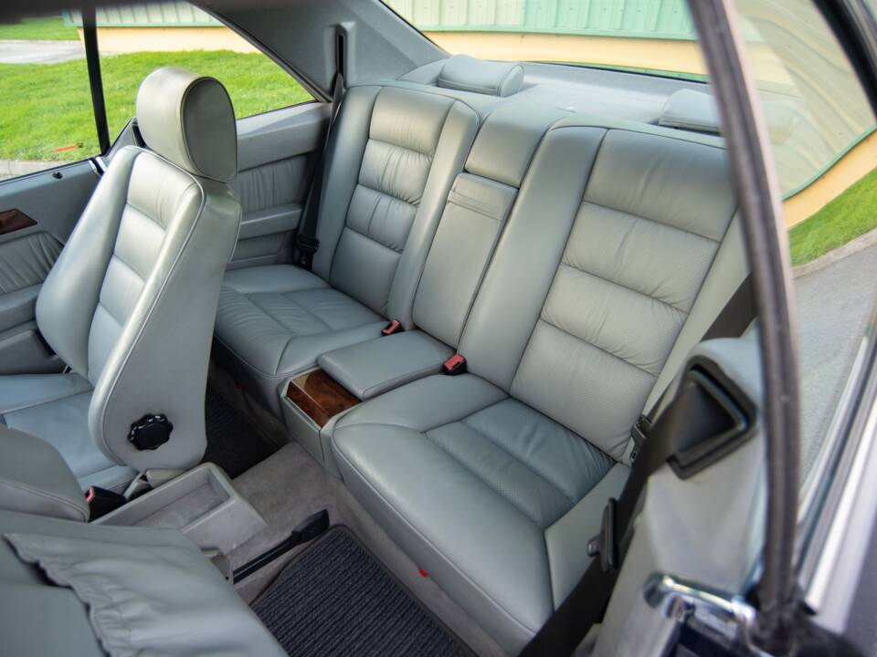 Bild 14/30 von Mercedes-Benz 300 CE (1992)