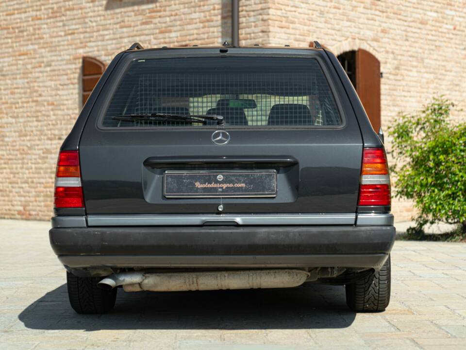 Immagine 8/44 di Mercedes-Benz 200 TE (1992)