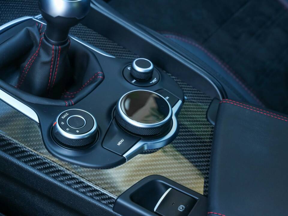 Bild 16/50 von Alfa Romeo Giulia Quadrifoglio (2017)