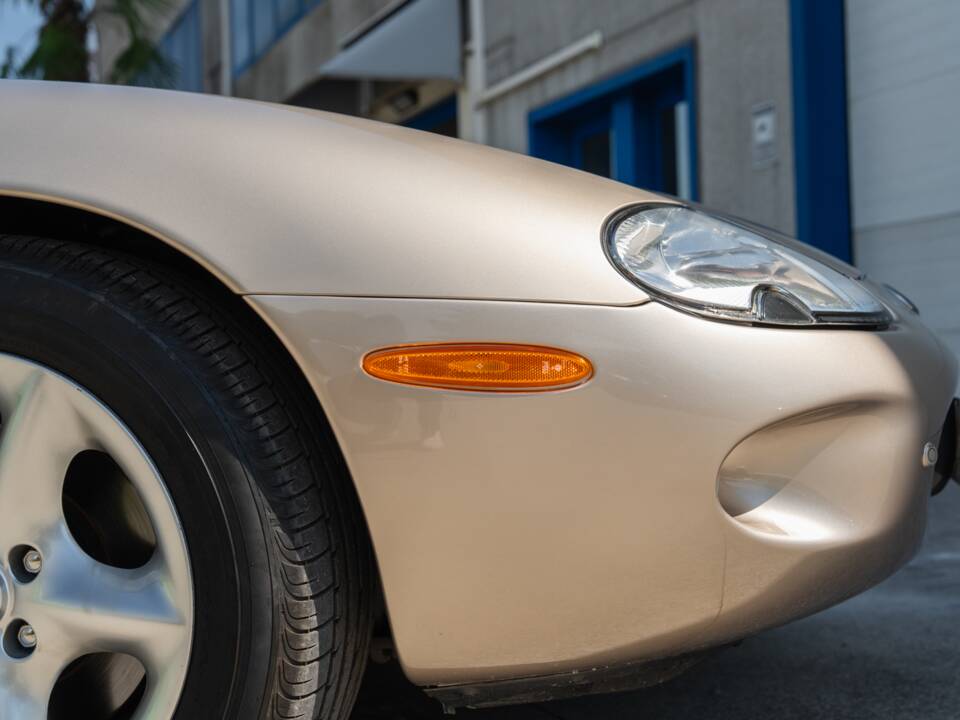Image 22/91 de Jaguar XK8 4.0 (2000)