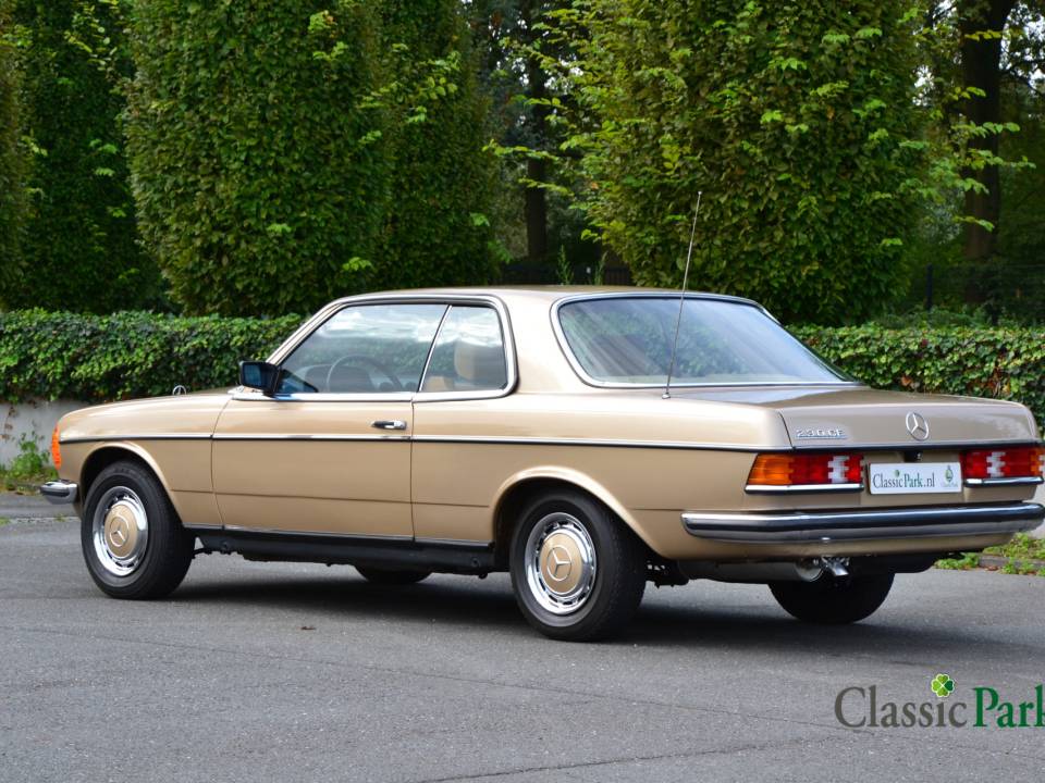 Image 3/50 of Mercedes-Benz 230 CE (1982)