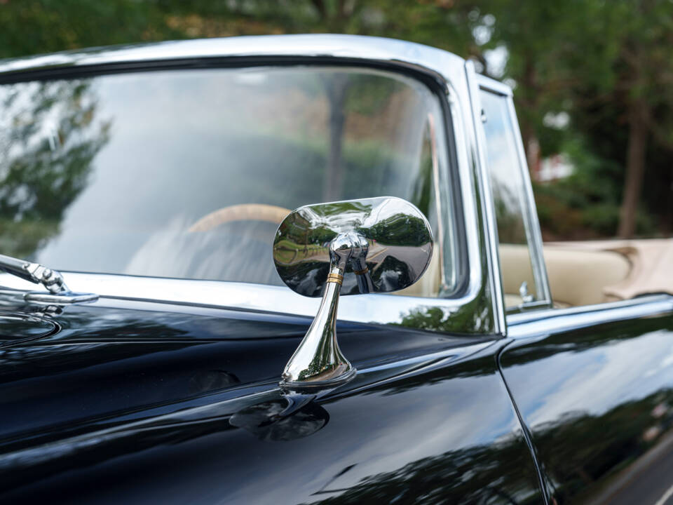 Image 11/28 of Dual-Ghia Convertible (1957)