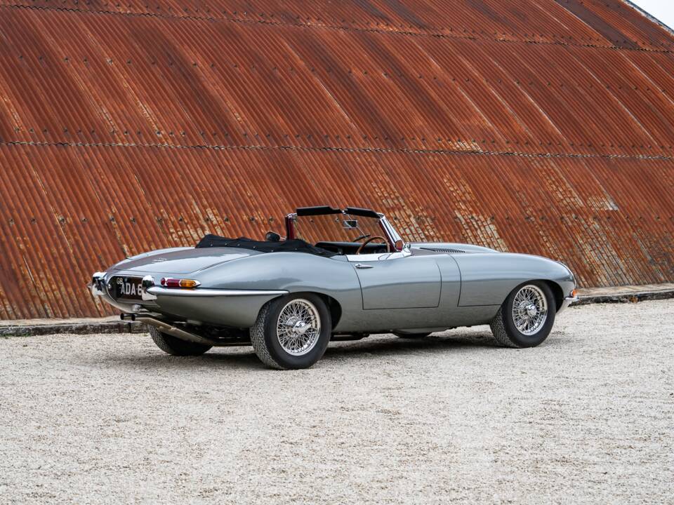 Image 6/34 de Jaguar E-Type (1968)