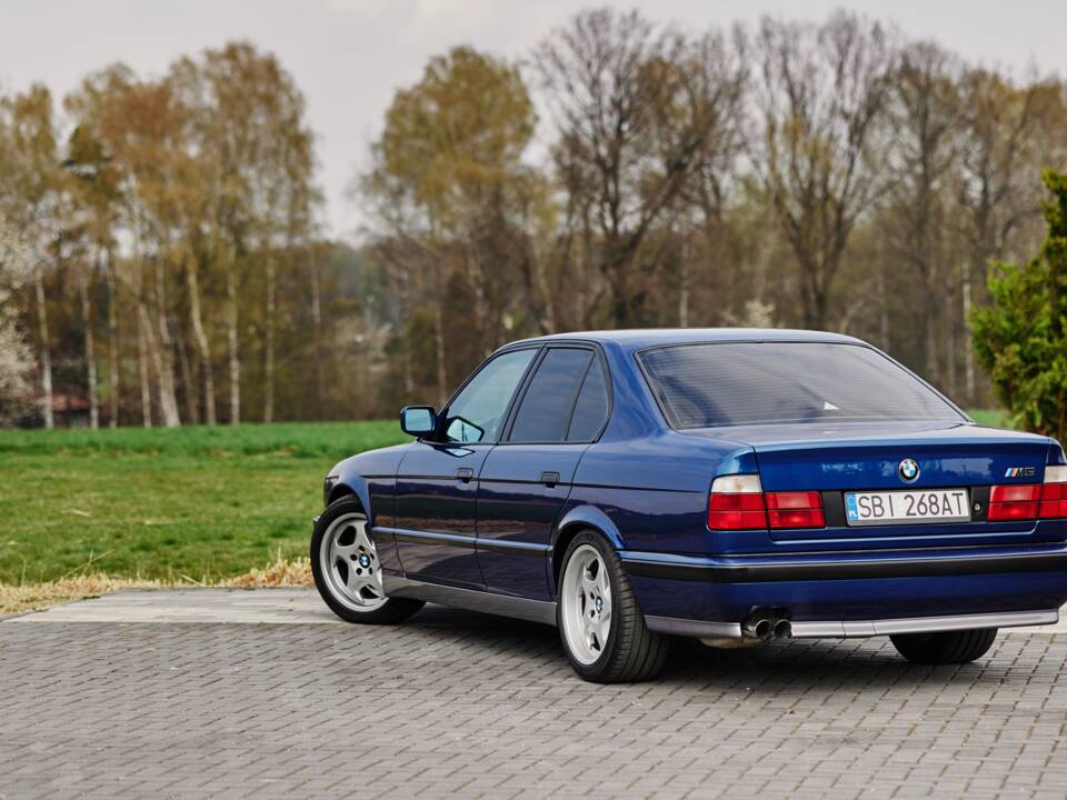 Immagine 2/74 di BMW M5 (1992)