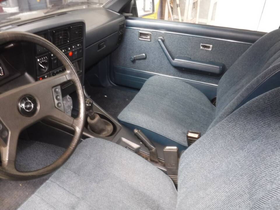 Image 18/43 of Opel Monza 2.5 E (1984)