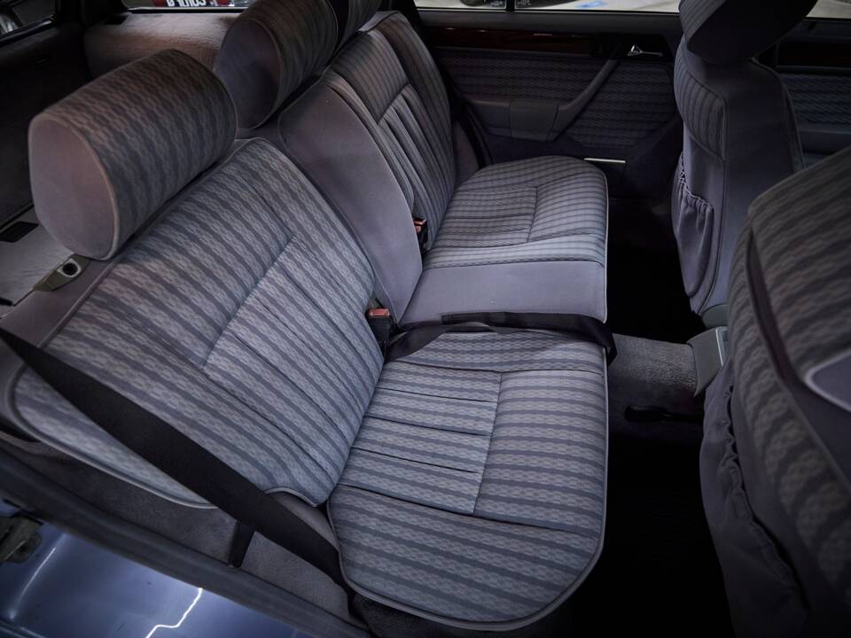 Image 82/100 of Mercedes-Benz 230 TE (1990)