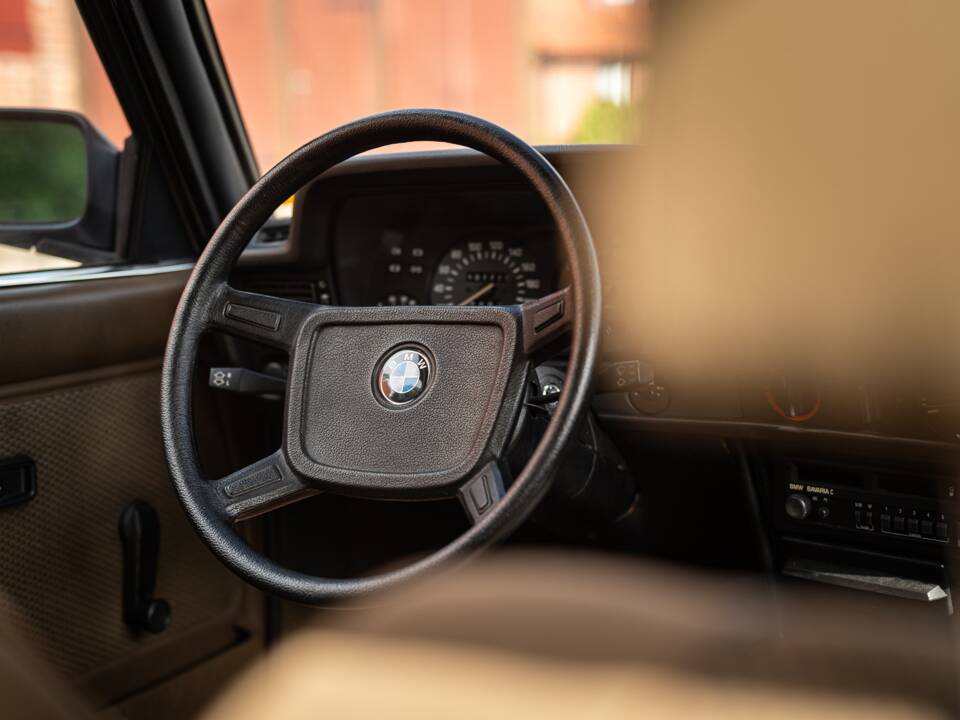 Image 32/76 of BMW 323i (1982)