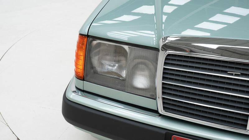 Bild 10/15 von Mercedes-Benz 300 CE (1992)