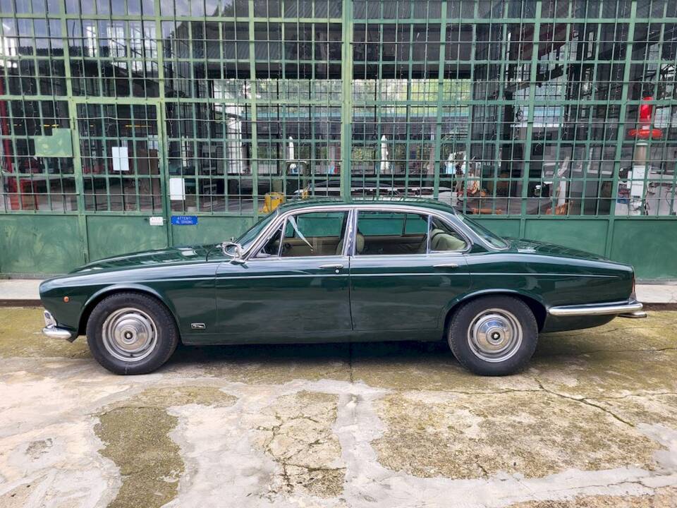 Image 2/38 of Jaguar XJ 6 4.2 (1970)