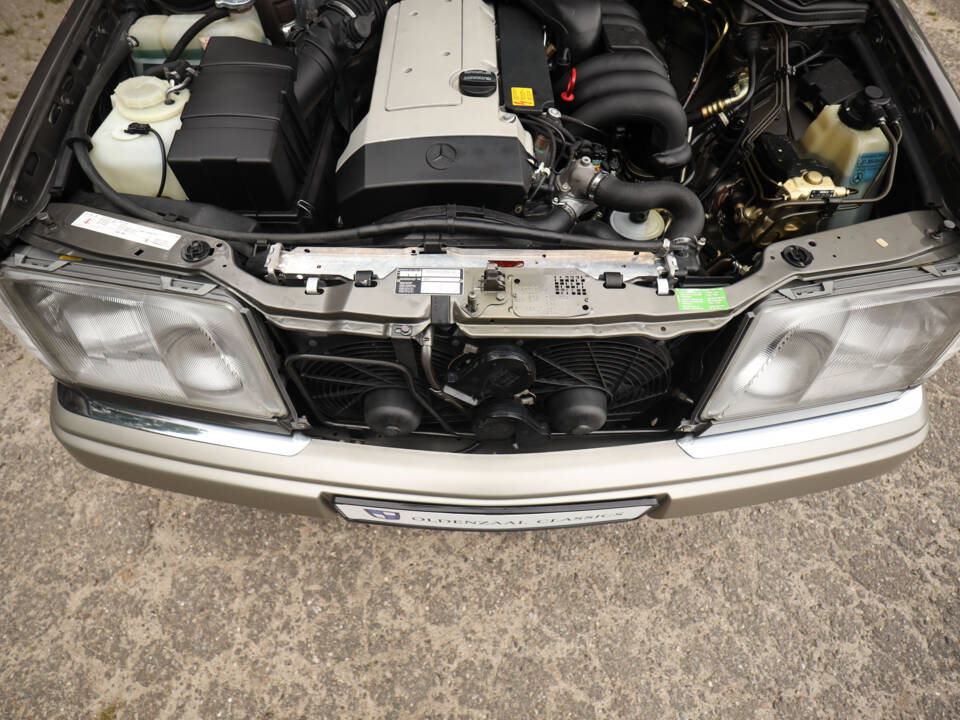 Imagen 21/74 de Mercedes-Benz E 320 (1994)