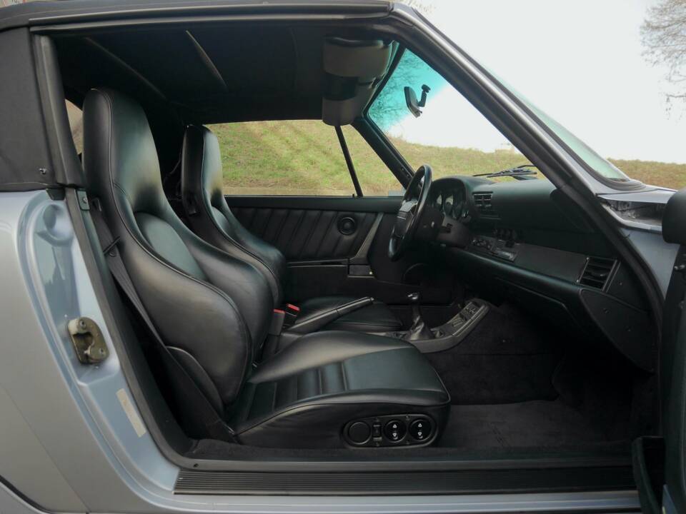 Image 28/37 de Porsche 911 Carrera 2 (WTL) (1992)