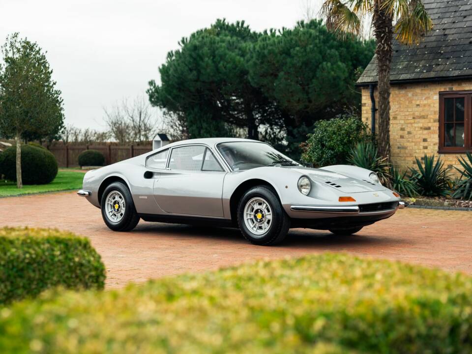 Image 2/20 of Ferrari Dino 246 GT (1973)
