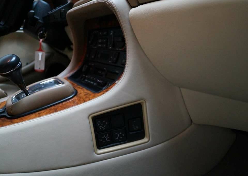 Image 43/47 of Jaguar XJ12 6.0 (1994)