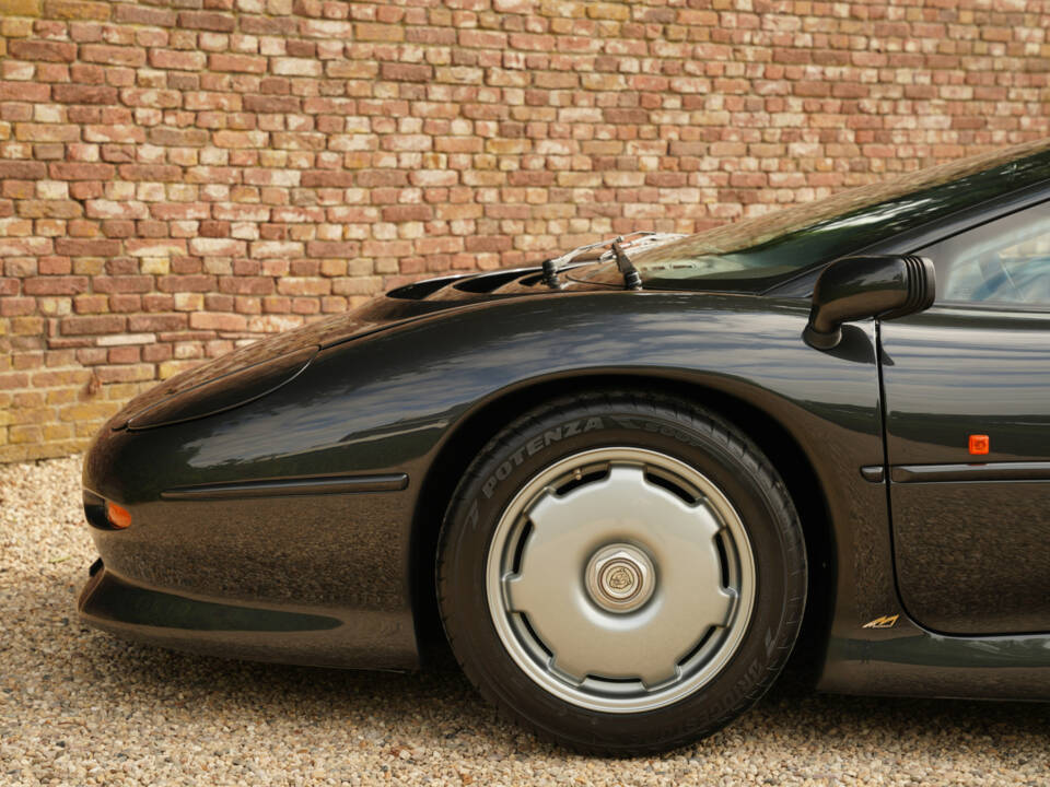 Image 23/50 of Jaguar XJ 220 (1993)