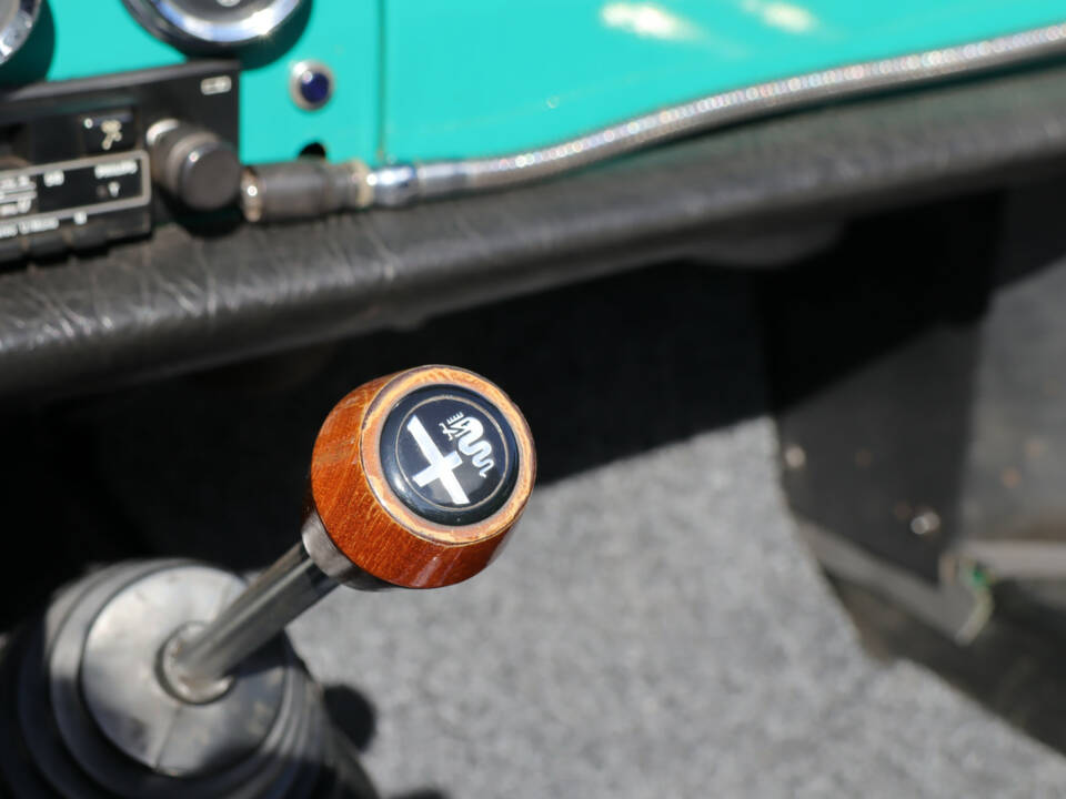 Image 21/50 of Alfa Romeo 1750 Spider Veloce (1969)