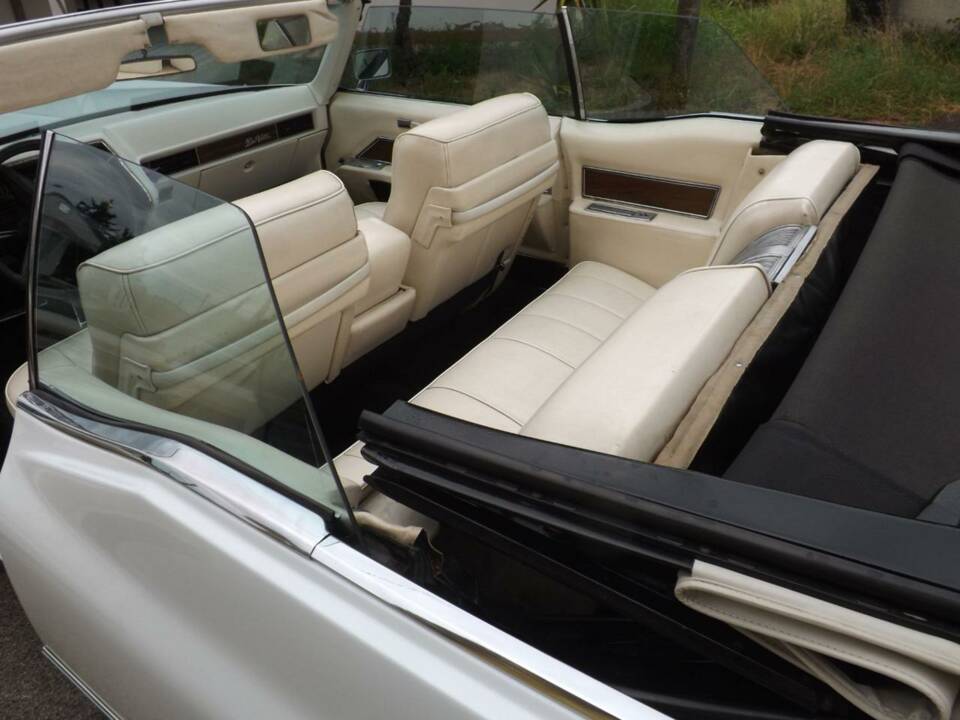 Immagine 14/50 di Cadillac DeVille Convertible (1969)