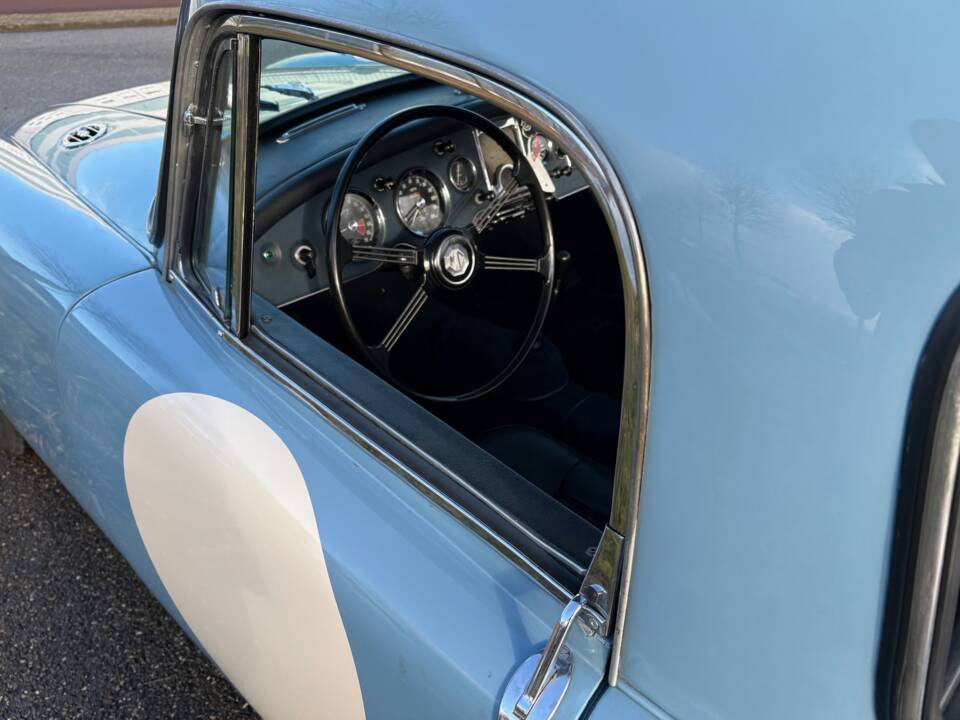 Image 17/22 of MG MGA 1500 (1958)