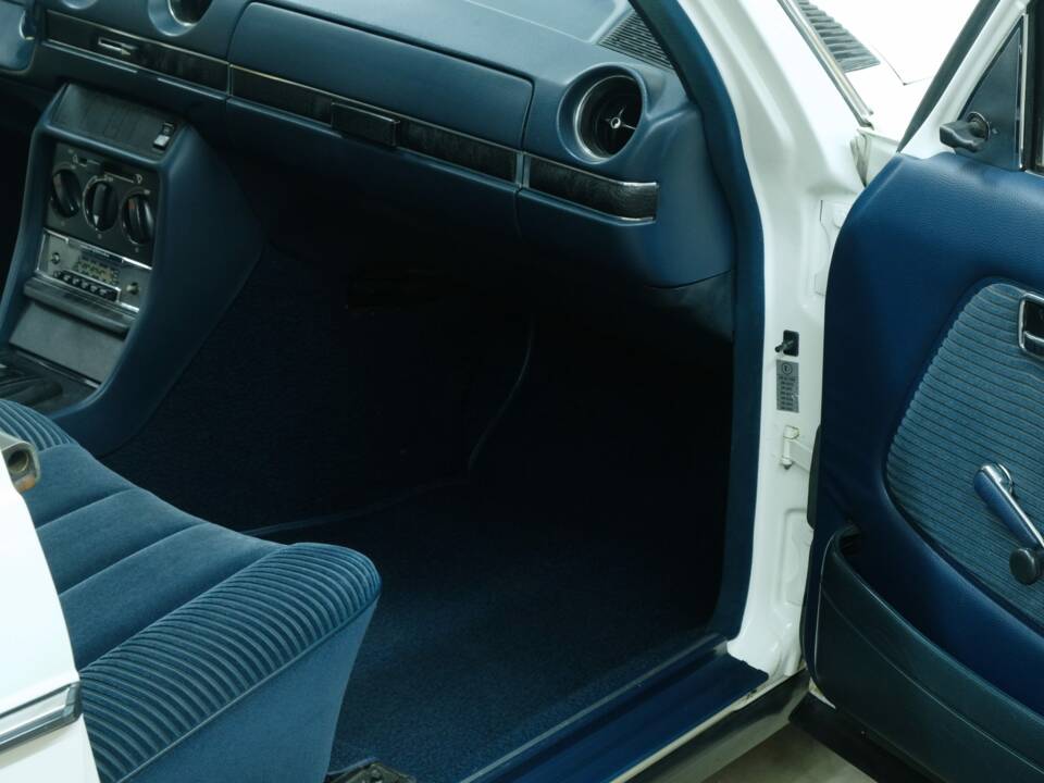 Bild 38/50 von Mercedes-Benz 230 (1977)