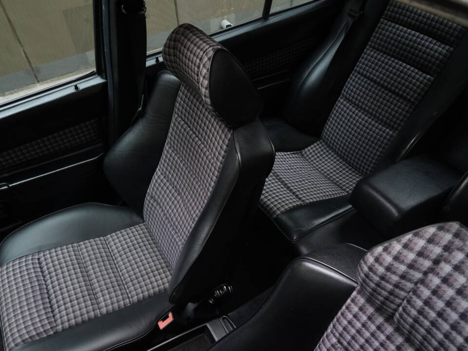 Image 27/83 of Mercedes-Benz 190 E 2.3-16 (1984)
