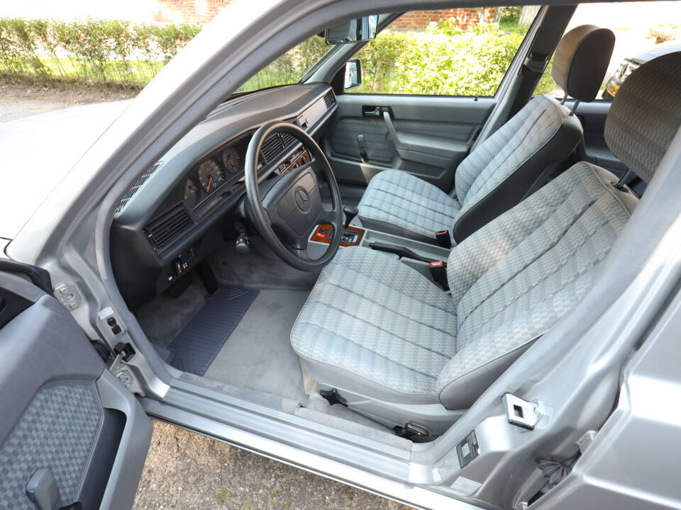 Immagine 10/100 di Mercedes-Benz 190 E 2.3 (1992)