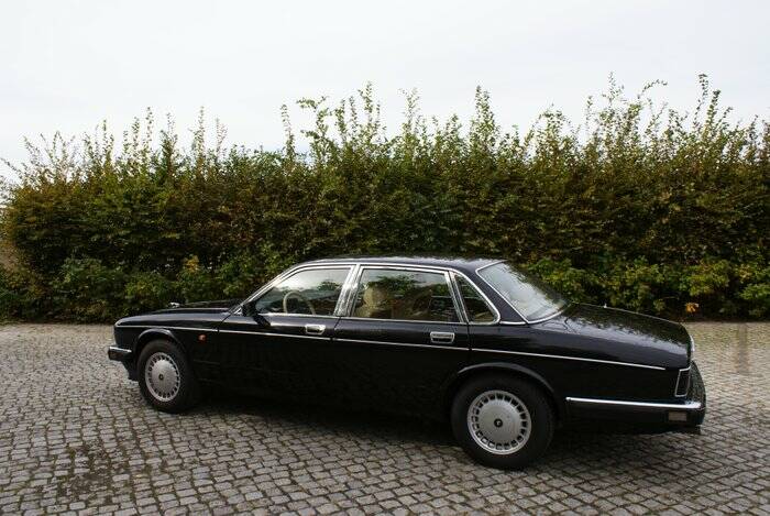 Image 3/6 de Daimler XJ 6 4.0 (1990)