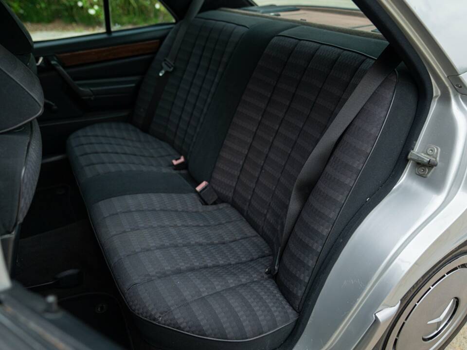 Image 21/50 of Mercedes-Benz 190 E 1.8 (1991)